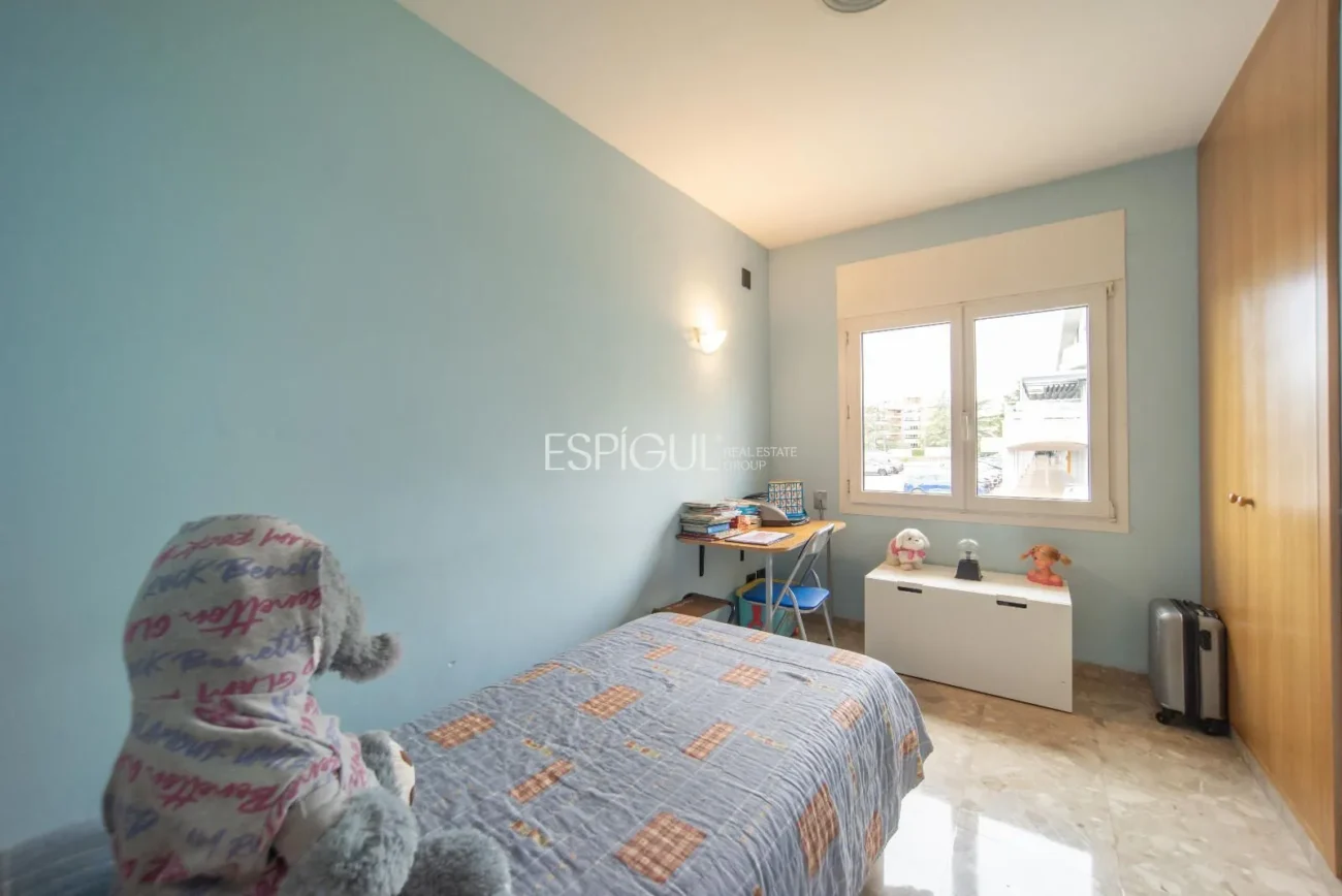 Casa de cuatro habitaciones, piscina y gran terreno en Montjuïc