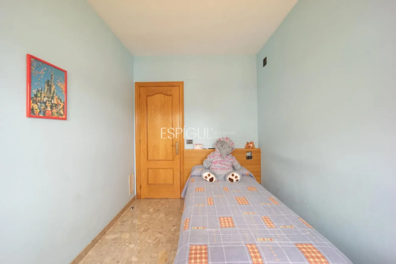 Casa de cuatro habitaciones, piscina y gran terreno en Montjuïc