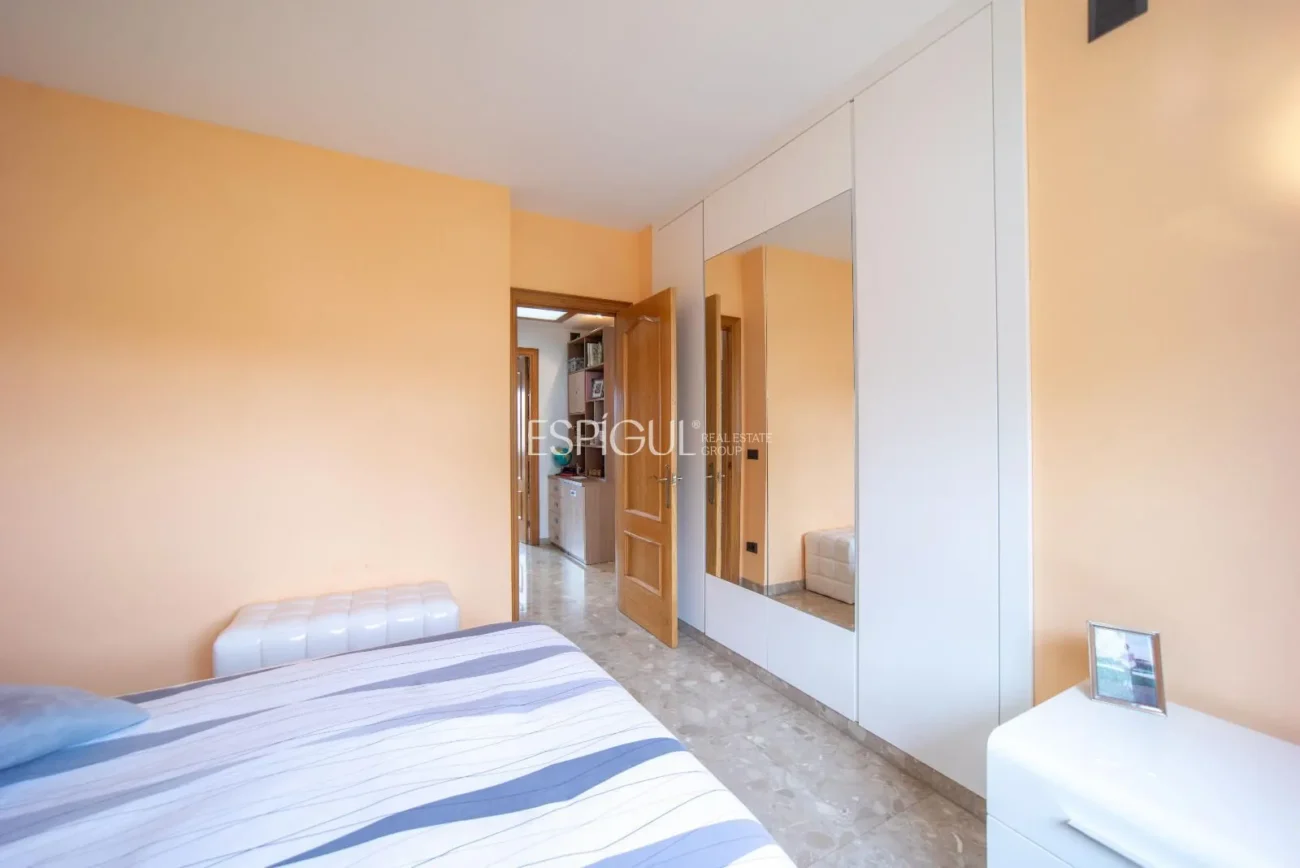 Casa de cuatro habitaciones, piscina y gran terreno en Montjuïc