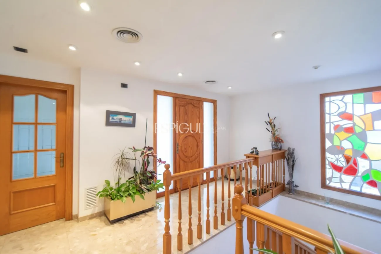 Casa de cuatro habitaciones, piscina y gran terreno en Montjuïc