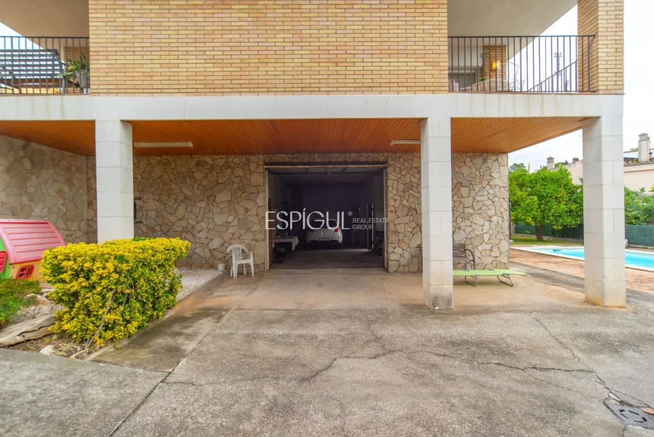 Casa de cuatro habitaciones, piscina y gran terreno en Montjuïc