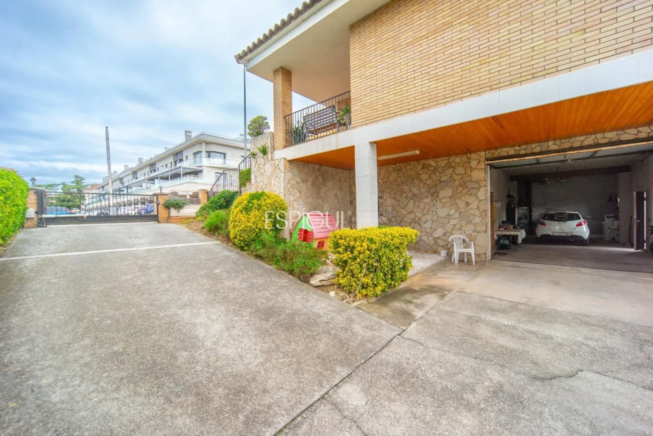 Casa de cuatro habitaciones, piscina y gran terreno en Montjuïc