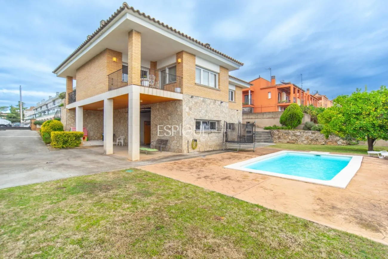 Casa de cuatro habitaciones, piscina y gran terreno en Montjuïc