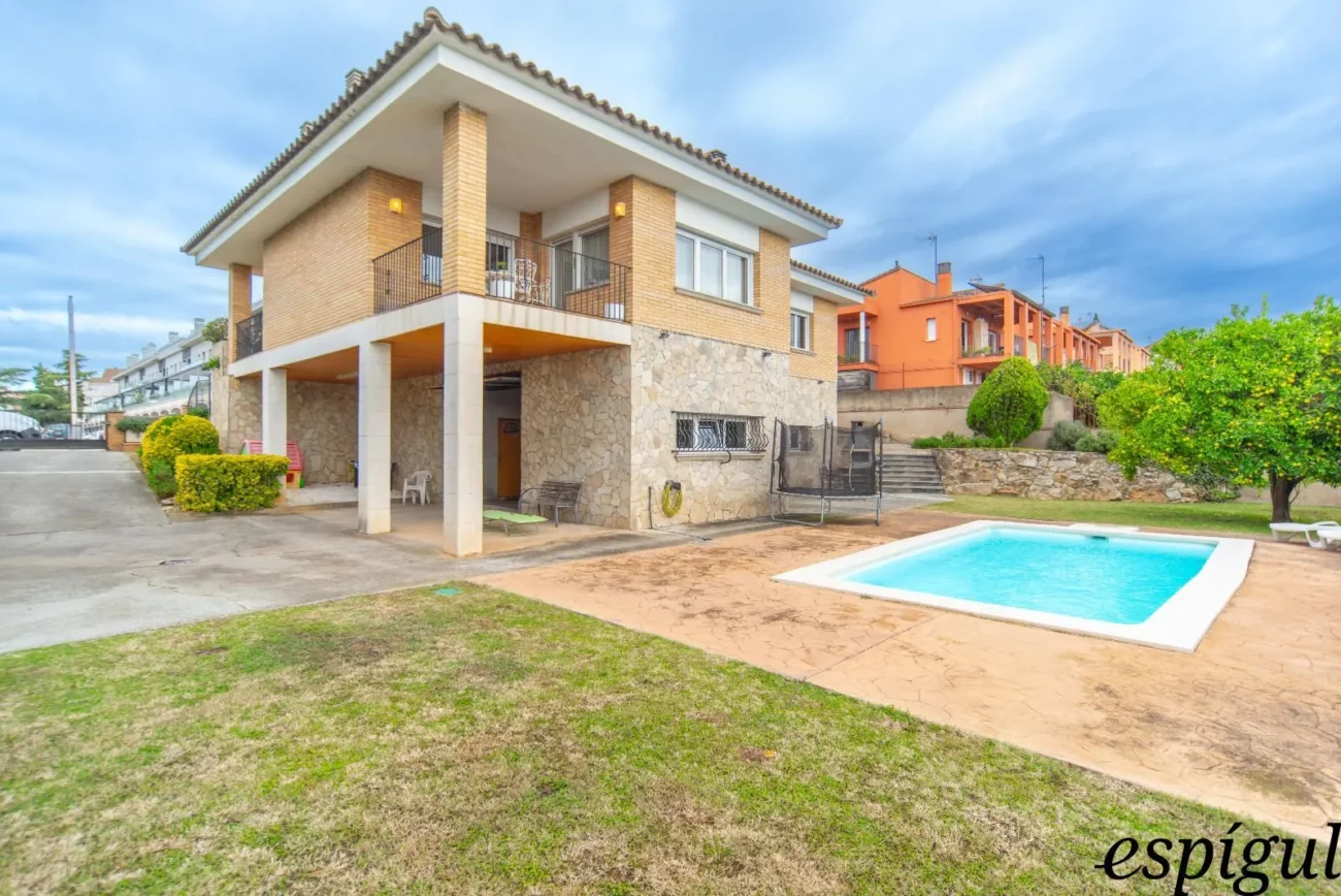 Maison de quatre chambres avec piscine et grand terrain à Montjuïc