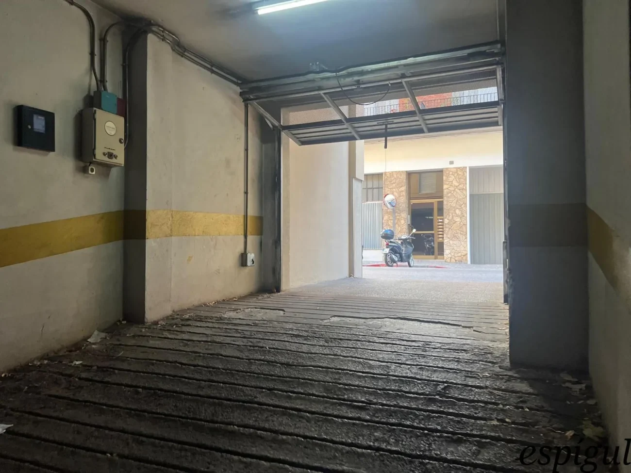 ¡Parking junto al Hipercor!