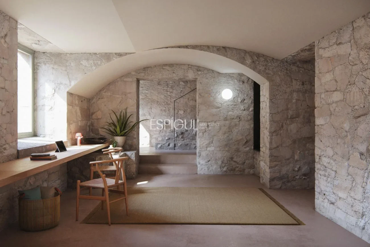 Encantadora casa de pueblo con jardín y garaje en el corazón de Gualta