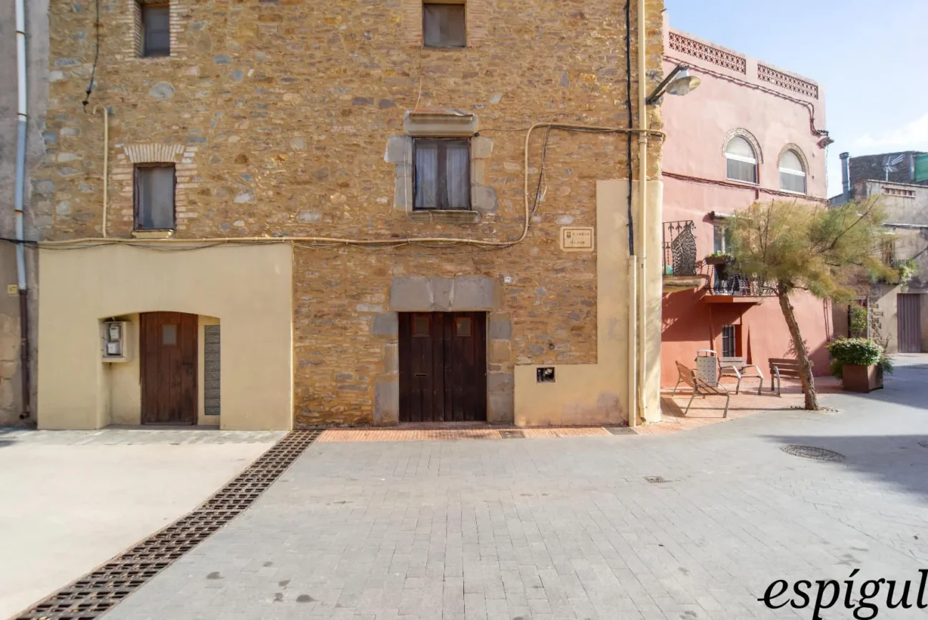 Encantadora casa de pueblo con jardín y garaje en el corazón de Gualta