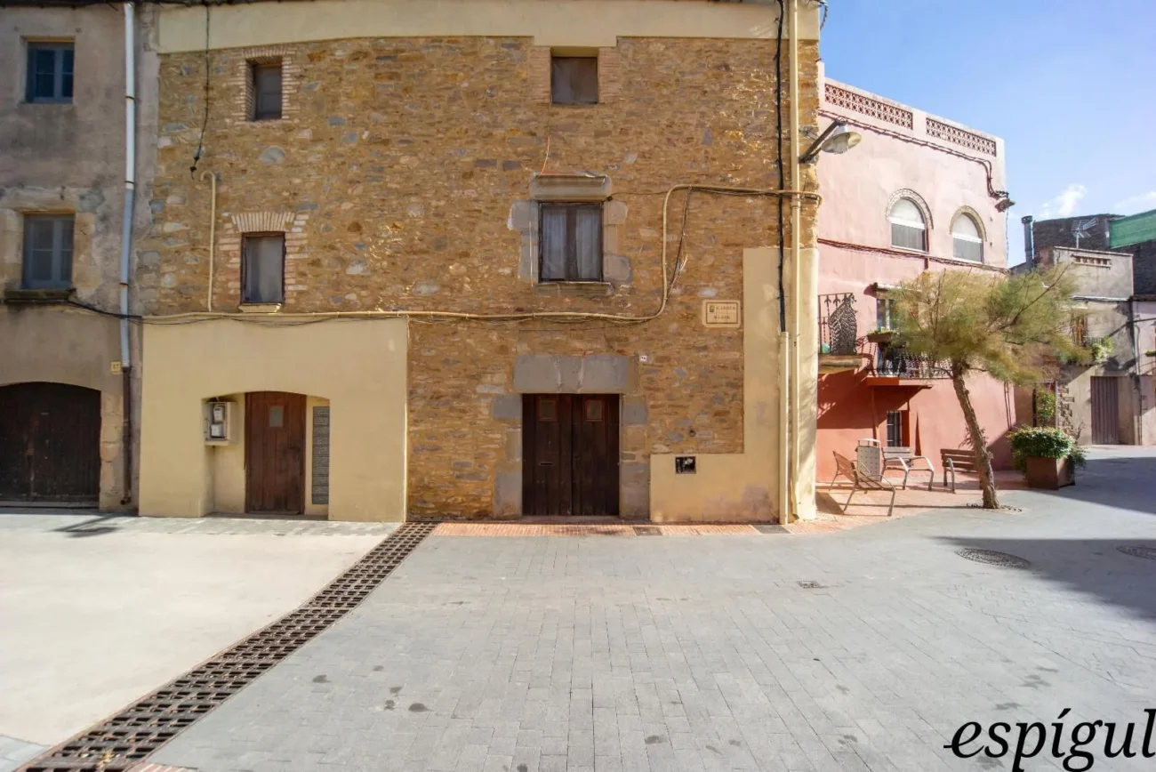Encantadora casa de pueblo con jardín y garaje en el corazón de Gualta