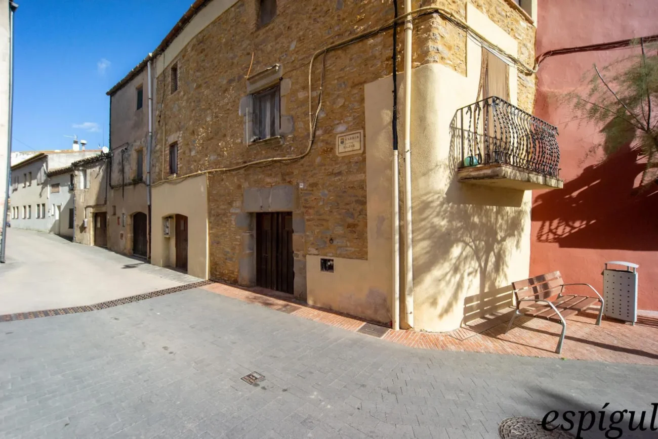 Encantadora casa de pueblo con jardín y garaje en el corazón de Gualta