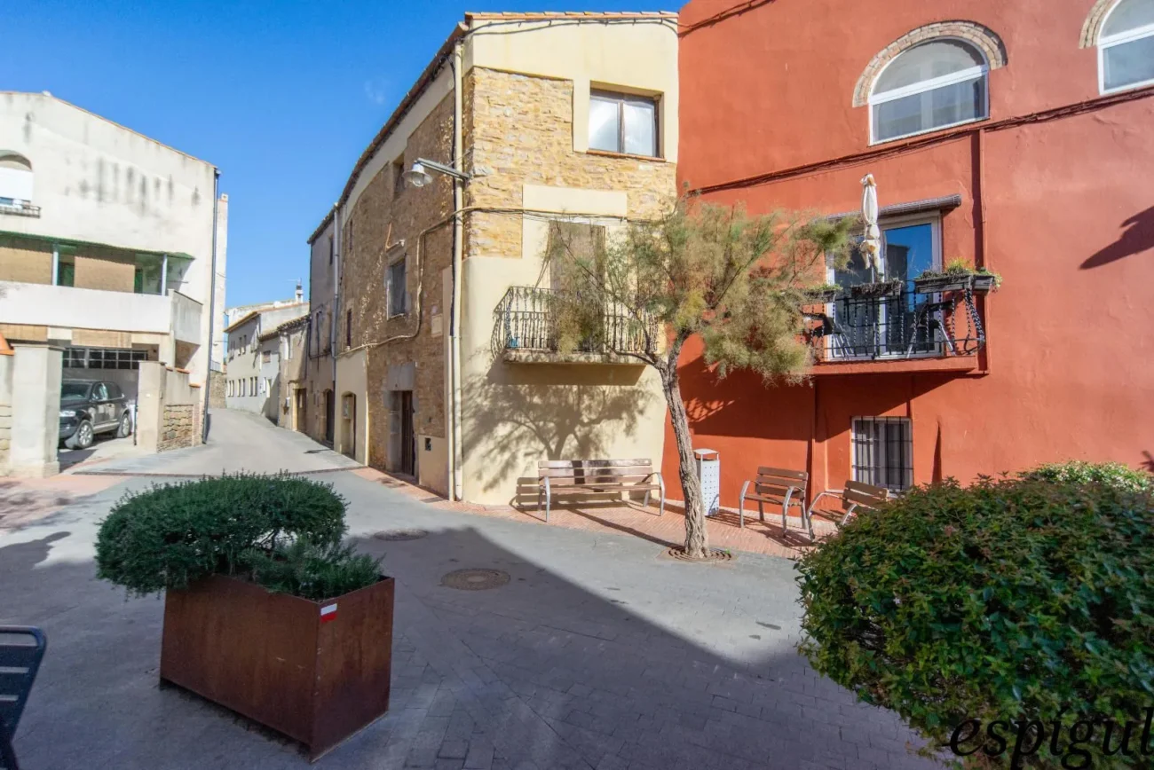 Encantadora casa de pueblo con jardín y garaje en el corazón de Gualta