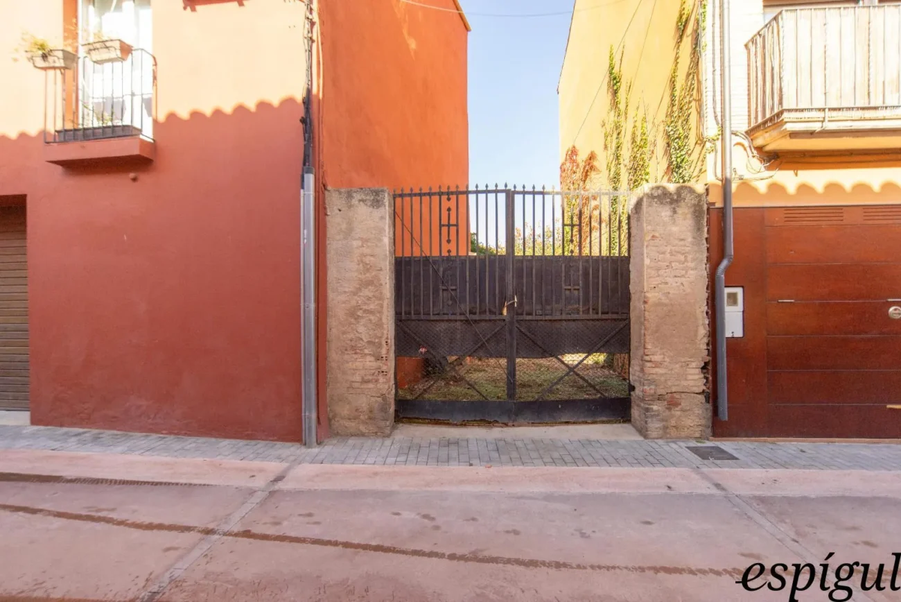 Encantadora casa de pueblo con jardín y garaje en el corazón de Gualta