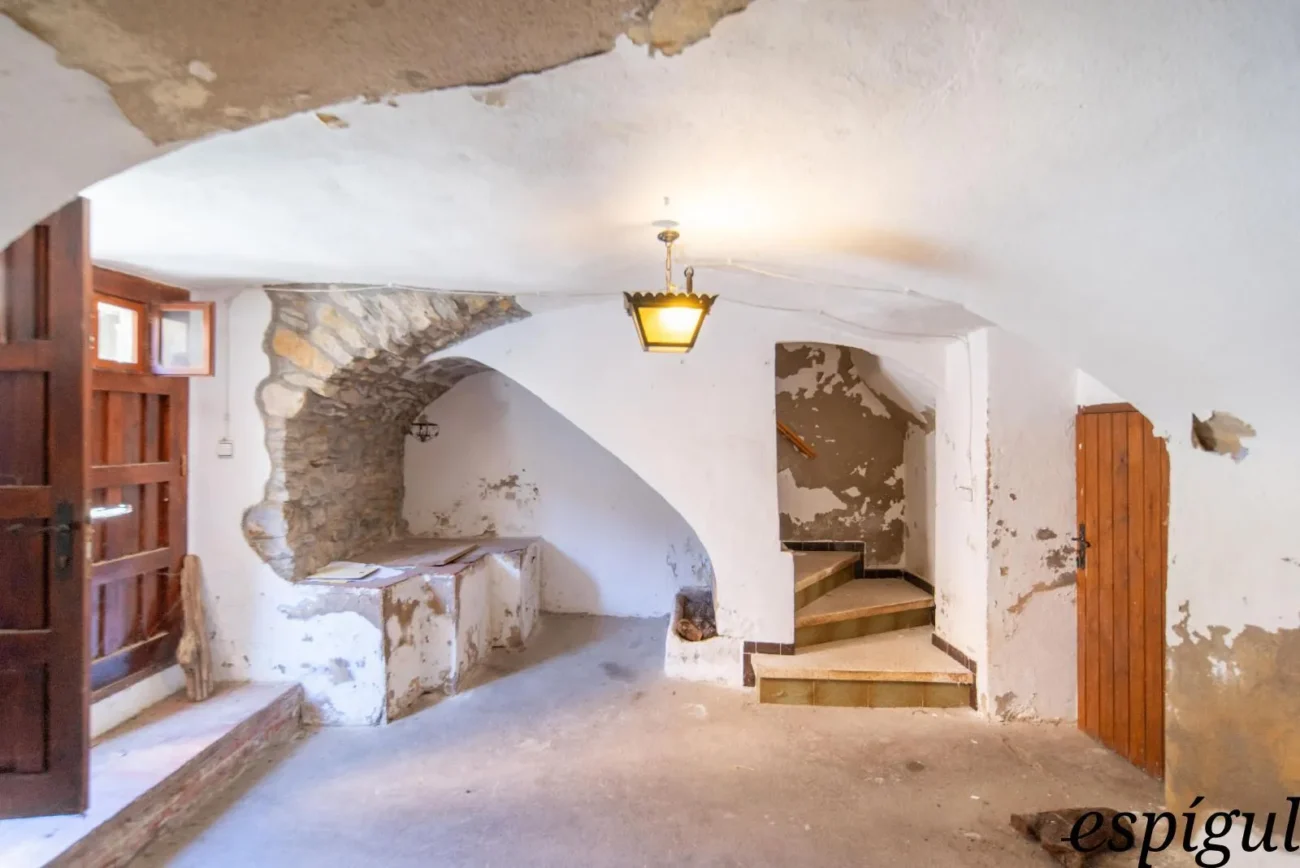 Encantadora casa de pueblo con jardín y garaje en el corazón de Gualta