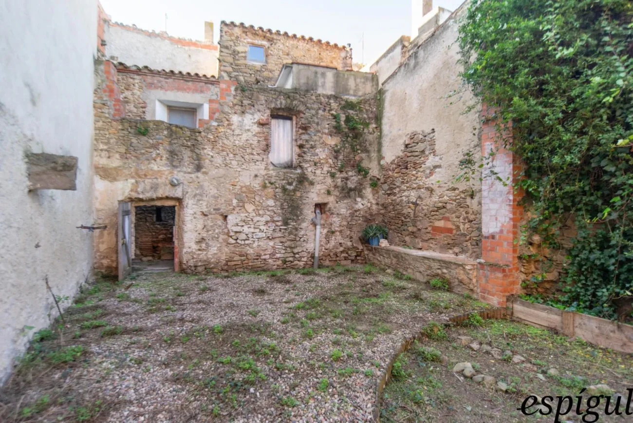 Encantadora casa de pueblo con jardín y garaje en el corazón de Gualta