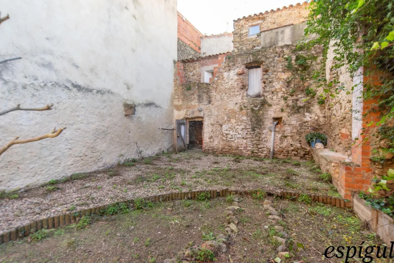 Encantadora casa de pueblo con jardín y garaje en el corazón de Gualta