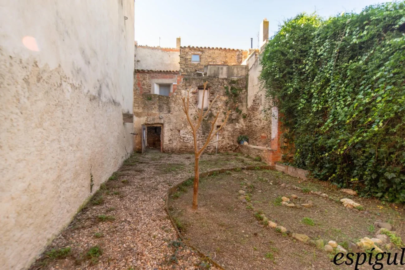 Encantadora casa de pueblo con jardín y garaje en el corazón de Gualta
