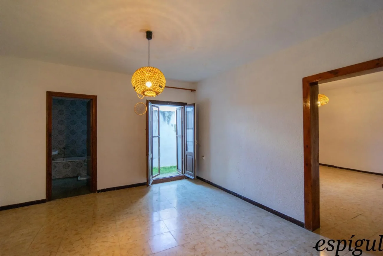 Encantadora casa de pueblo con jardín y garaje en el corazón de Gualta