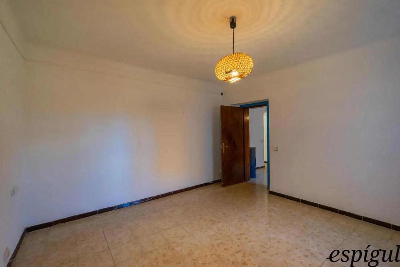 Encantadora casa de pueblo con jardín y garaje en el corazón de Gualta