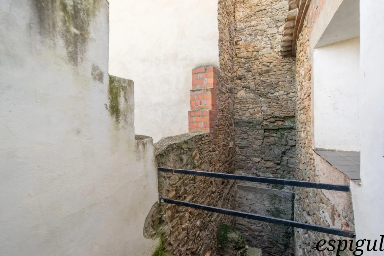 Encantadora casa de pueblo con jardín y garaje en el corazón de Gualta