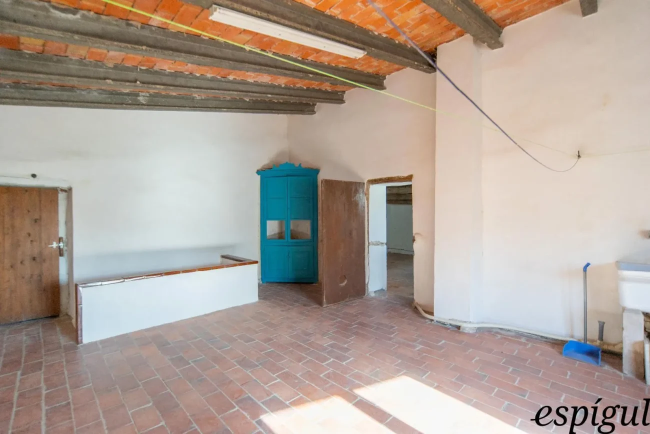 Encantadora casa de pueblo con jardín y garaje en el corazón de Gualta