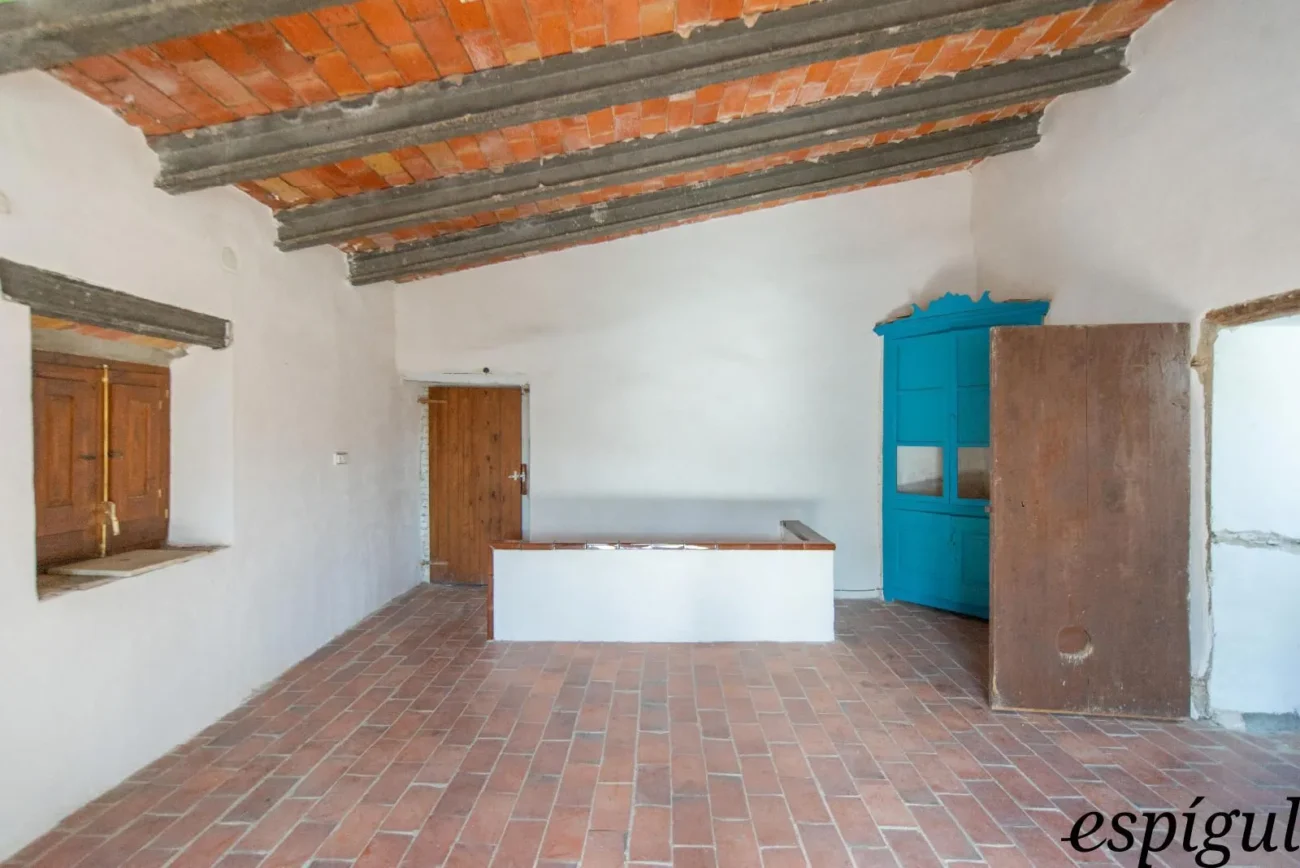 Encantadora casa de pueblo con jardín y garaje en el corazón de Gualta