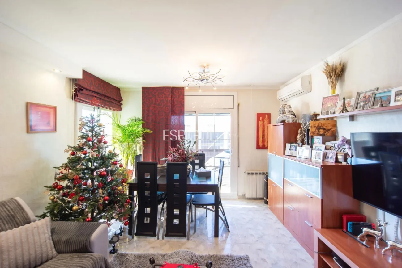 Квартира на 4-м этаже без лифта в районе Сант-Нарсис