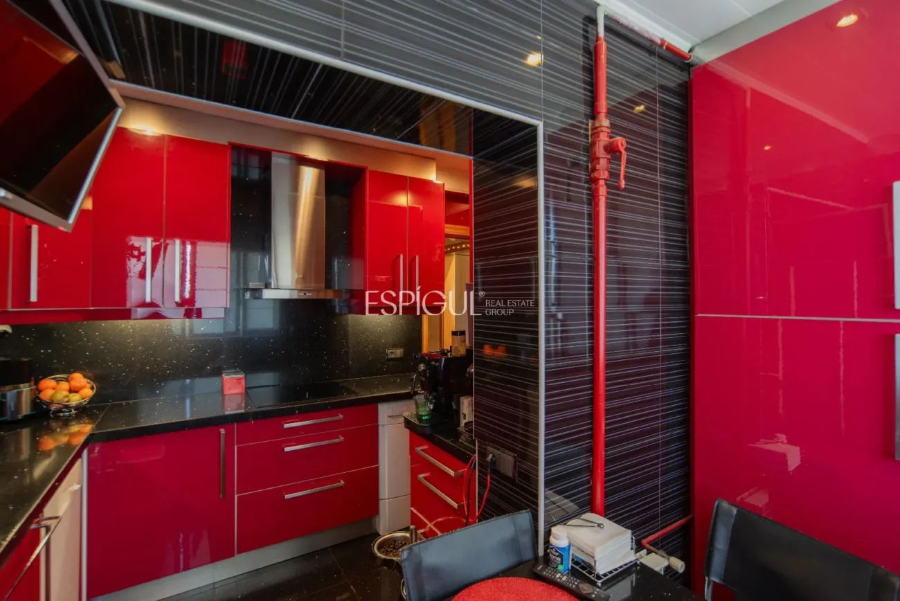 Квартира на 4-м этаже без лифта в районе Сант-Нарсис