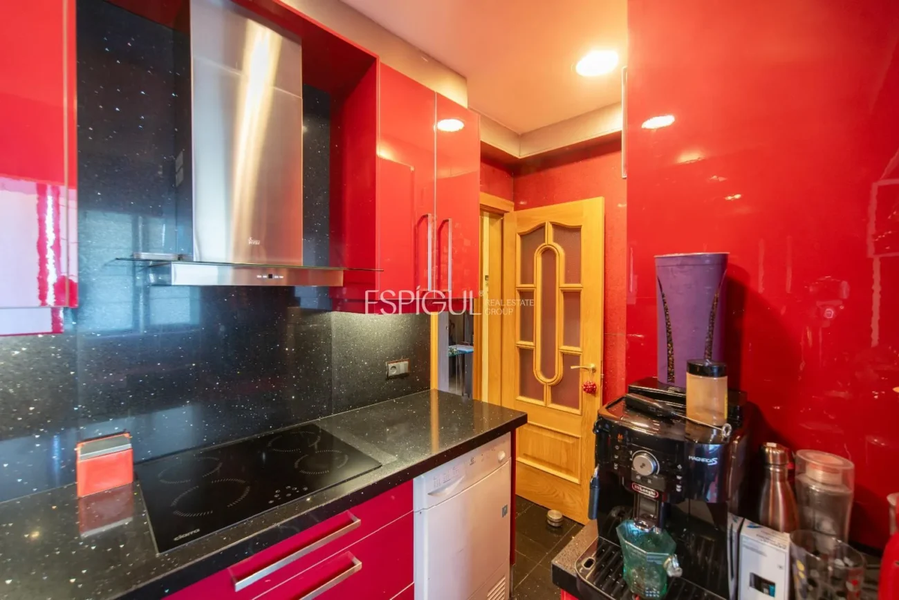 Квартира на 4-м этаже без лифта в районе Сант-Нарсис