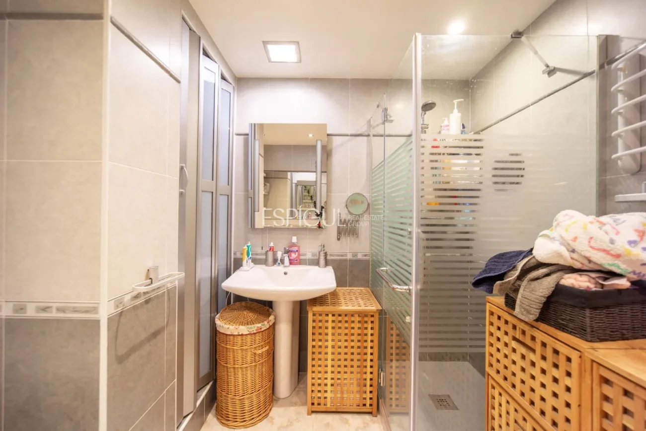 Квартира на 4-м этаже без лифта в районе Сант-Нарсис