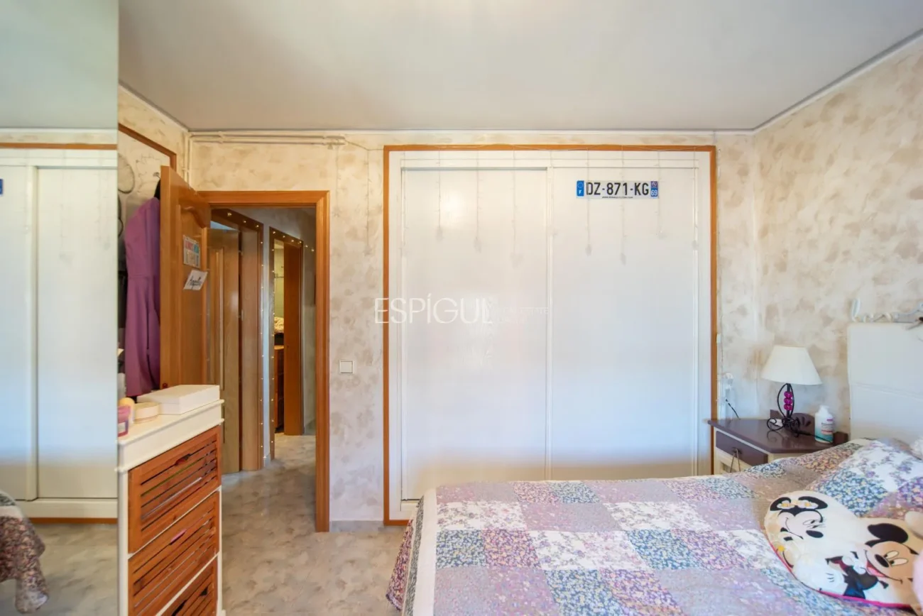 Квартира на 4-м этаже без лифта в районе Сант-Нарсис