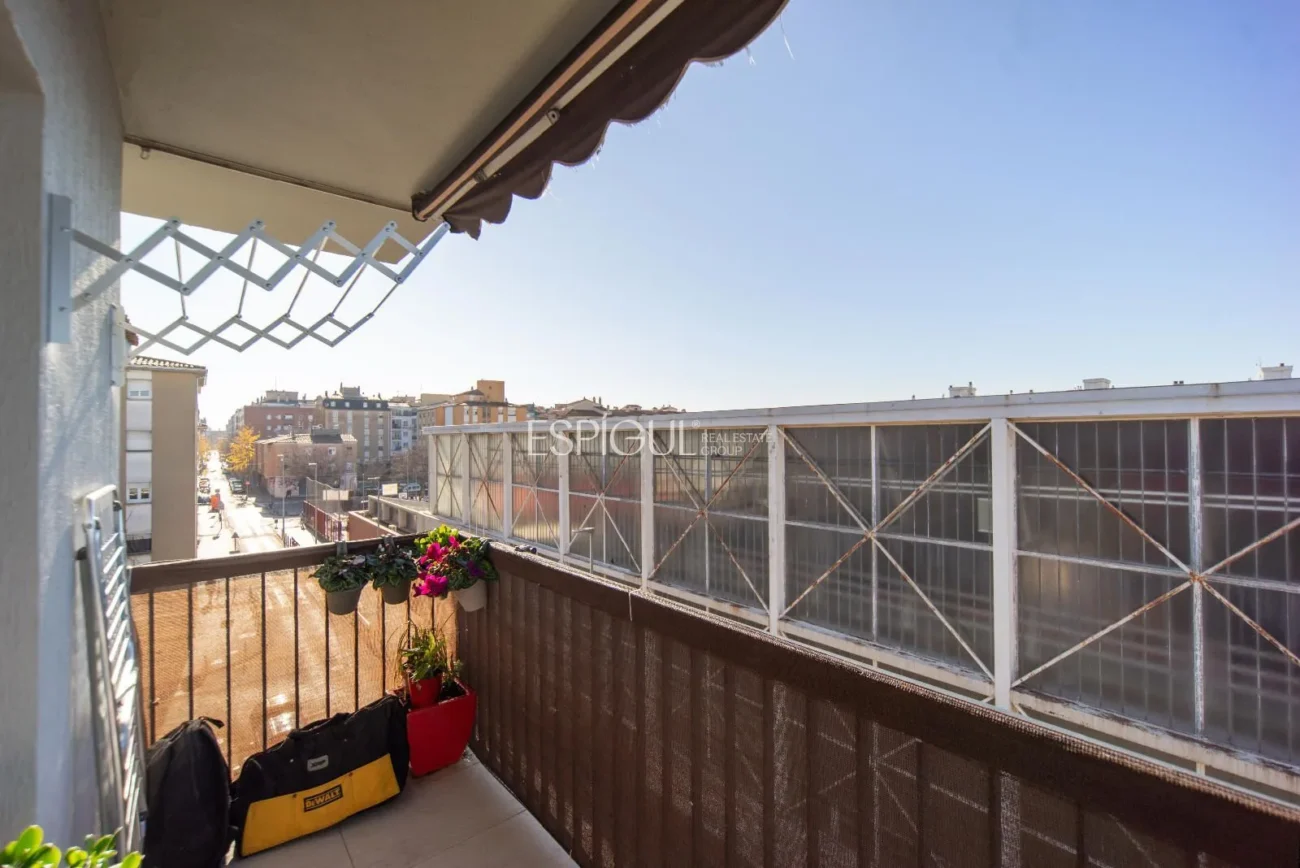 Квартира на 4-м этаже без лифта в районе Сант-Нарсис