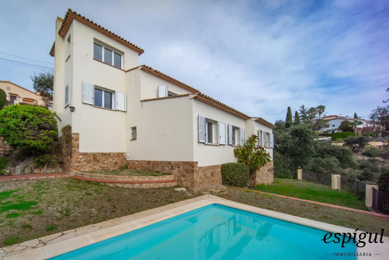 Casa familiar con encanto y potencial en Castell d’Aro