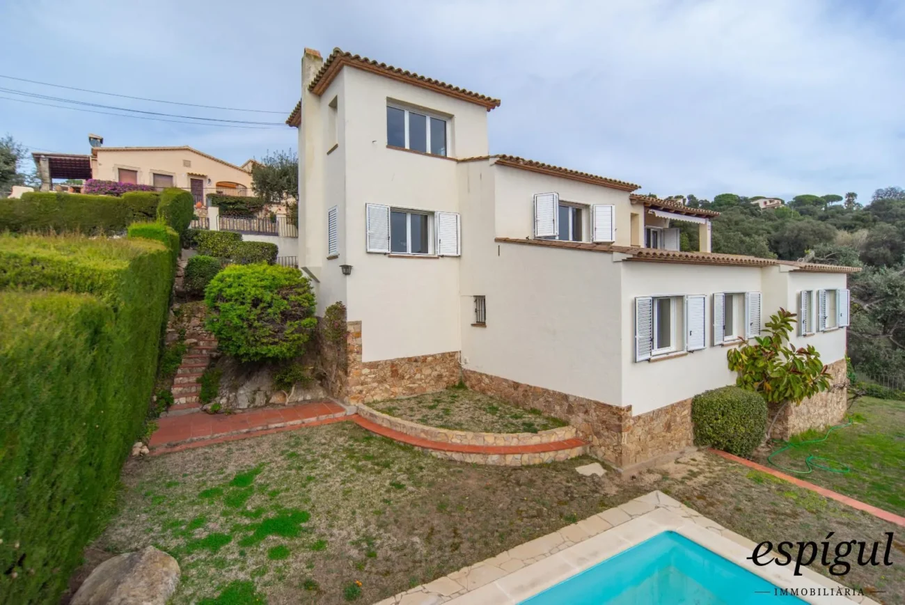 Casa familiar con encanto y potencial en Castell d’Aro