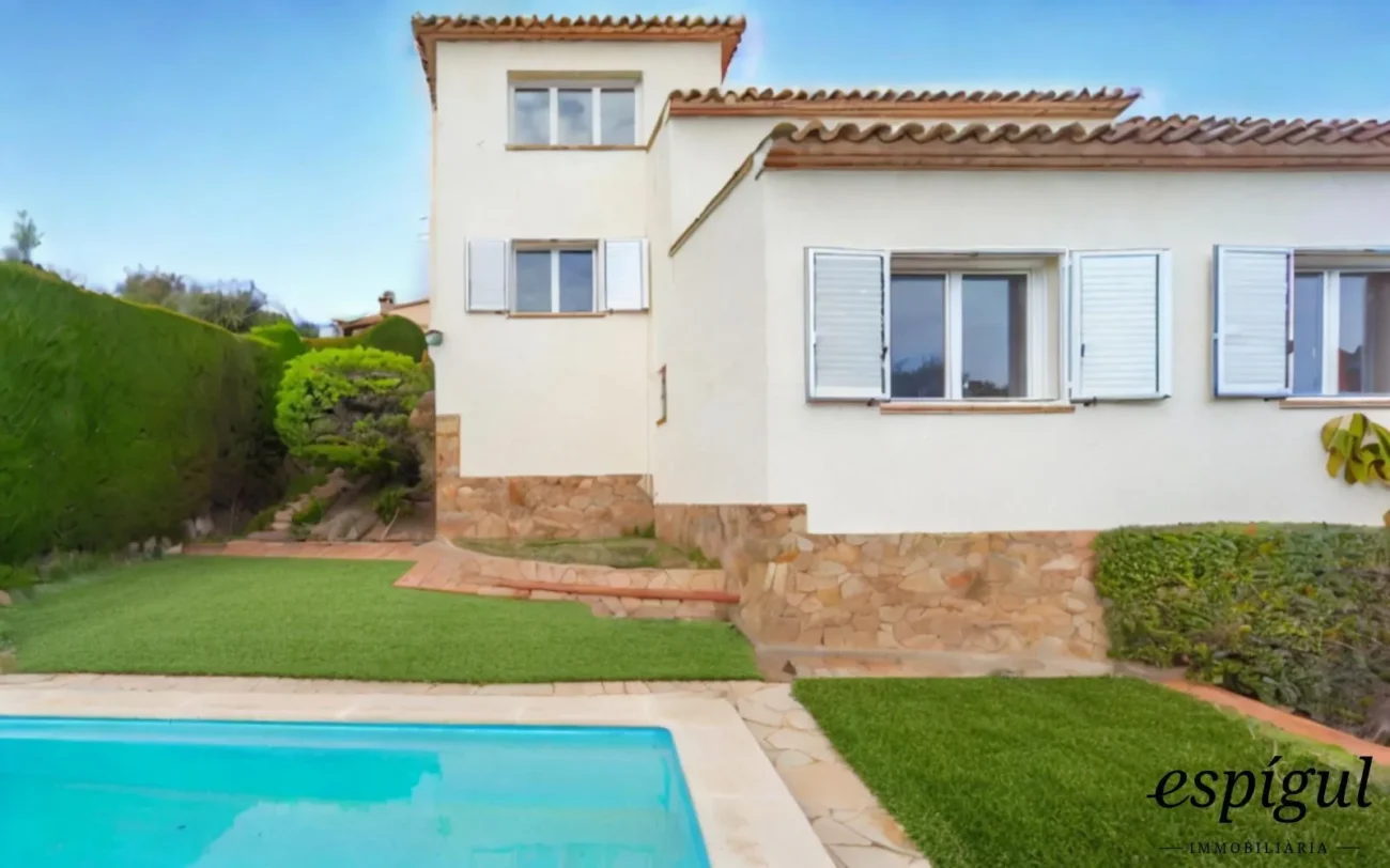 Casa familiar con encanto y potencial en Castell d’Aro