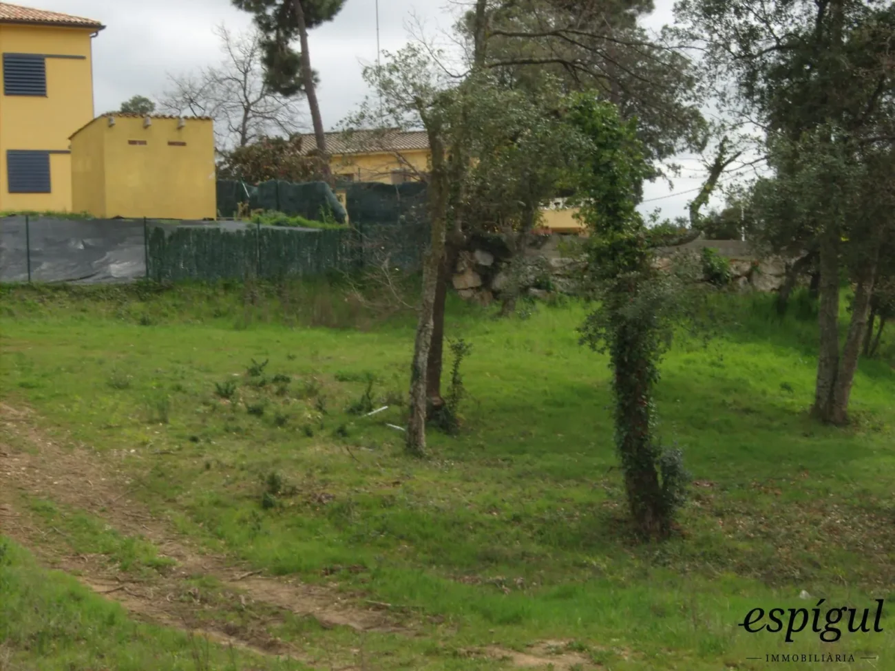 Parcel·la de 847 metres quadrats situada a Bescanó