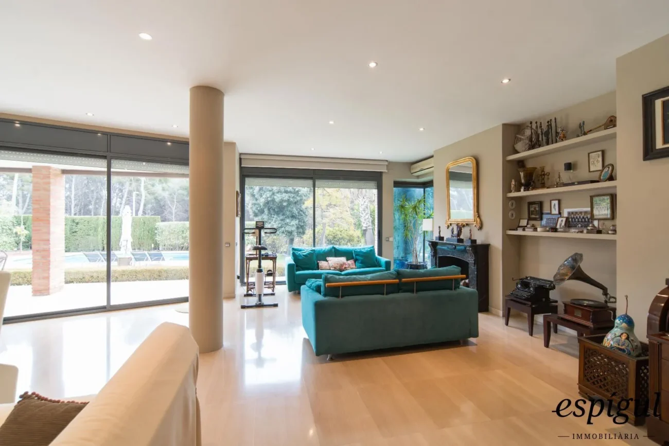 Àmplia casa de 6 habitacions amb piscina a Sant Berger, Teià