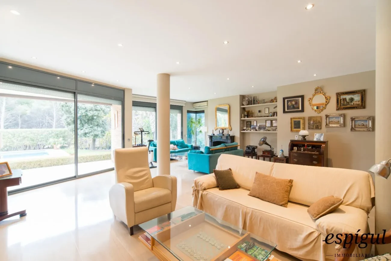 Àmplia casa de 6 habitacions amb piscina a Sant Berger, Teià