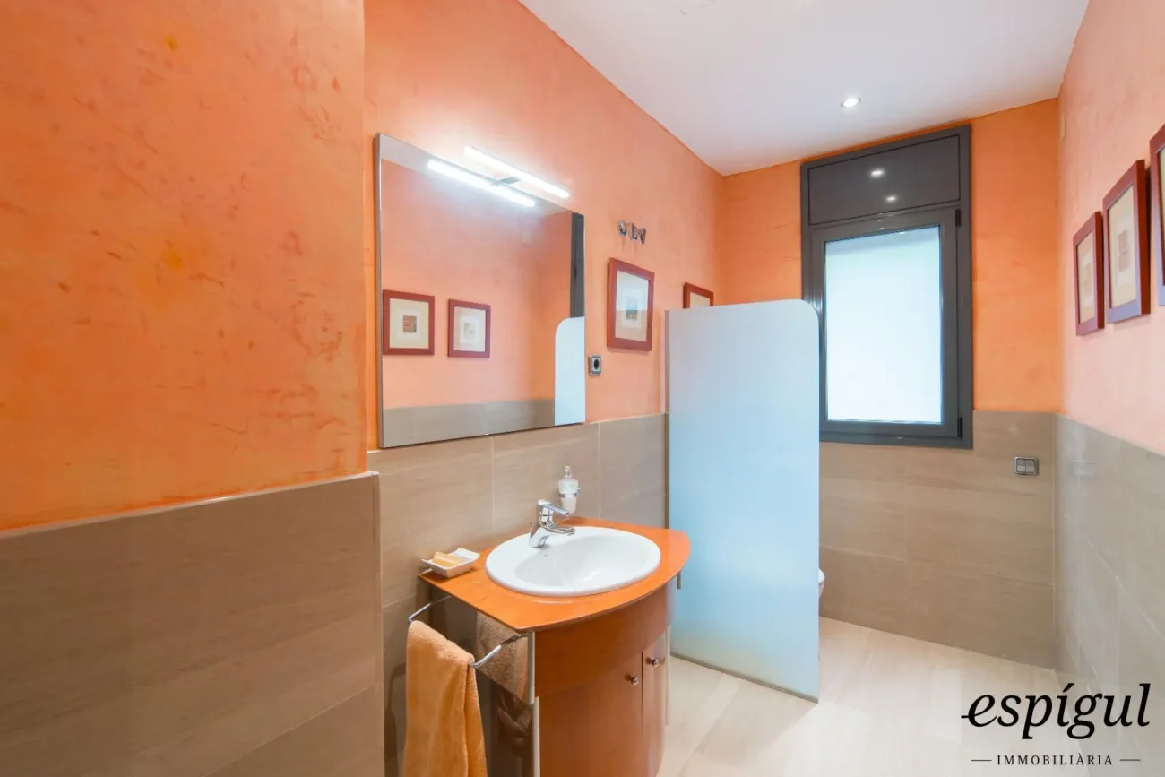 Àmplia casa de 6 habitacions amb piscina a Sant Berger, Teià