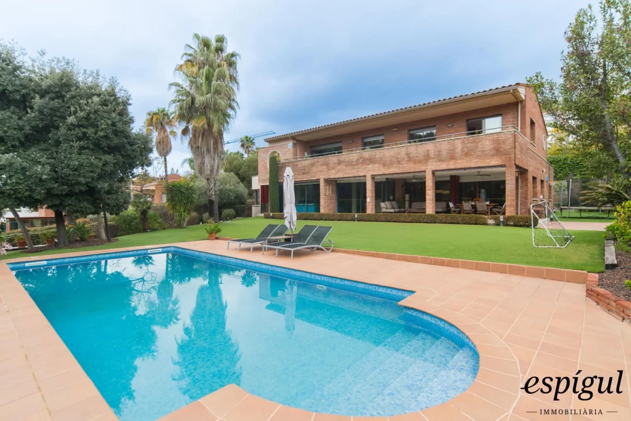 Spacious 6 bedroom house with swimming pool in Sant Berger, Teia