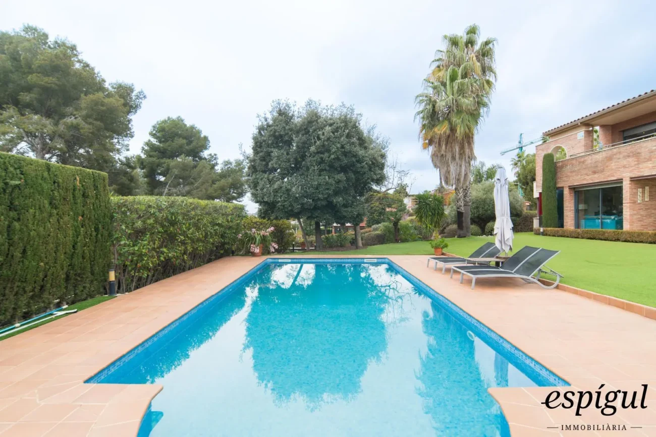 Spacious 6 bedroom house with swimming pool in Sant Berger, Teia