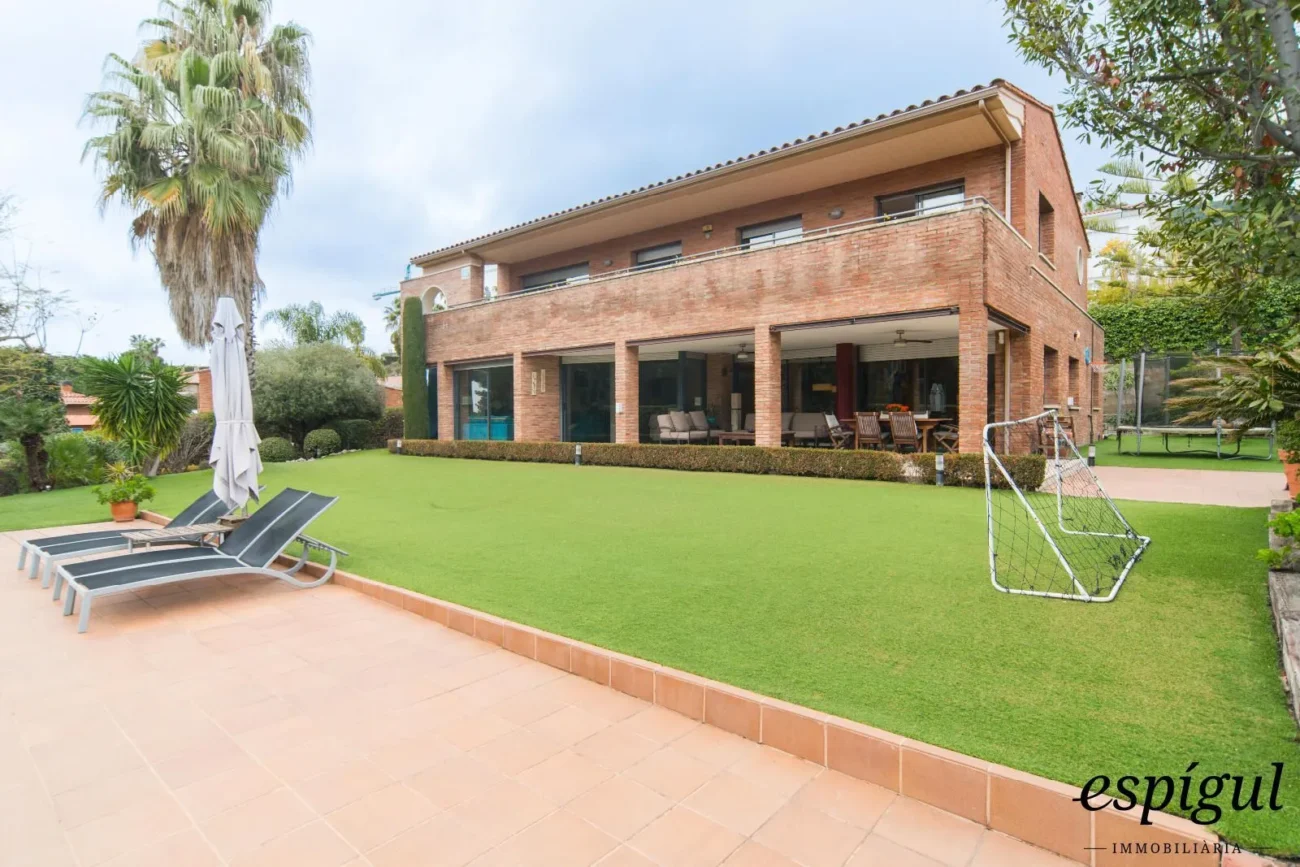 Àmplia casa de 6 habitacions amb piscina a Sant Berger, Teià
