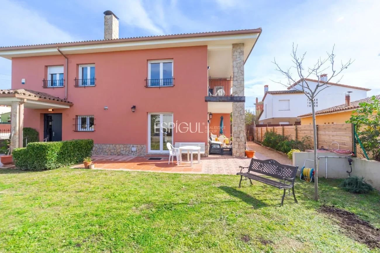 Amplia casa reformada de 6 habitaciones con jardín en Palafrugell