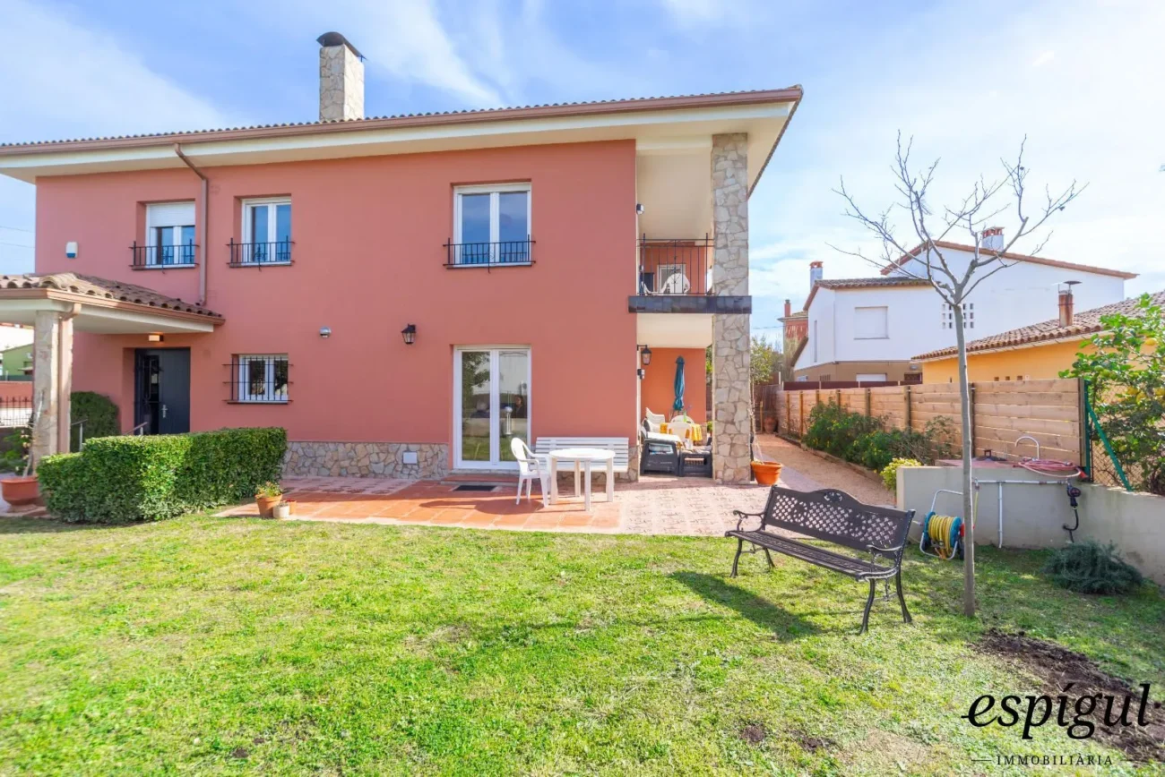 Spacious 6-Bedroom Renovated House with Garden in Palafrugell