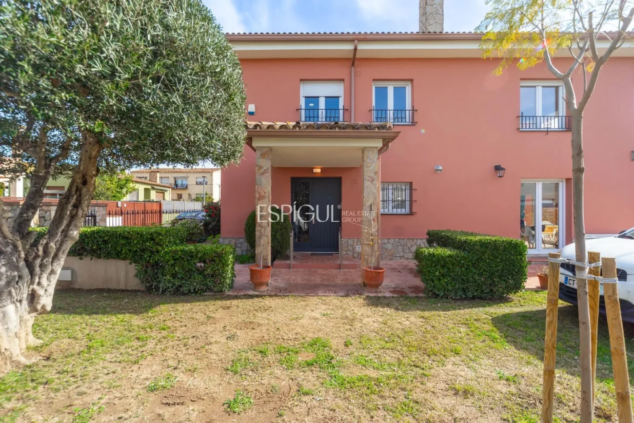 Amplia casa reformada de 6 habitaciones con jardín en Palafrugell