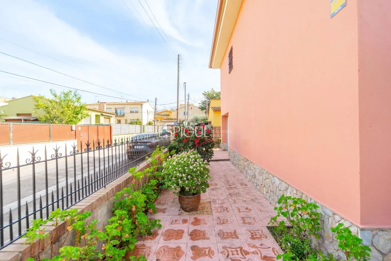 Amplia casa reformada de 6 habitaciones con jardín en Palafrugell