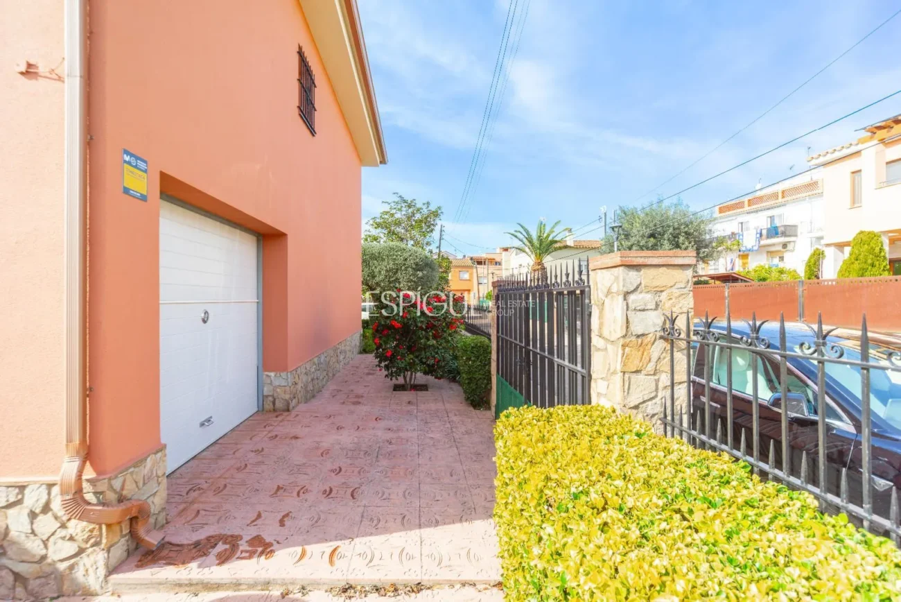 Amplia casa reformada de 6 habitaciones con jardín en Palafrugell