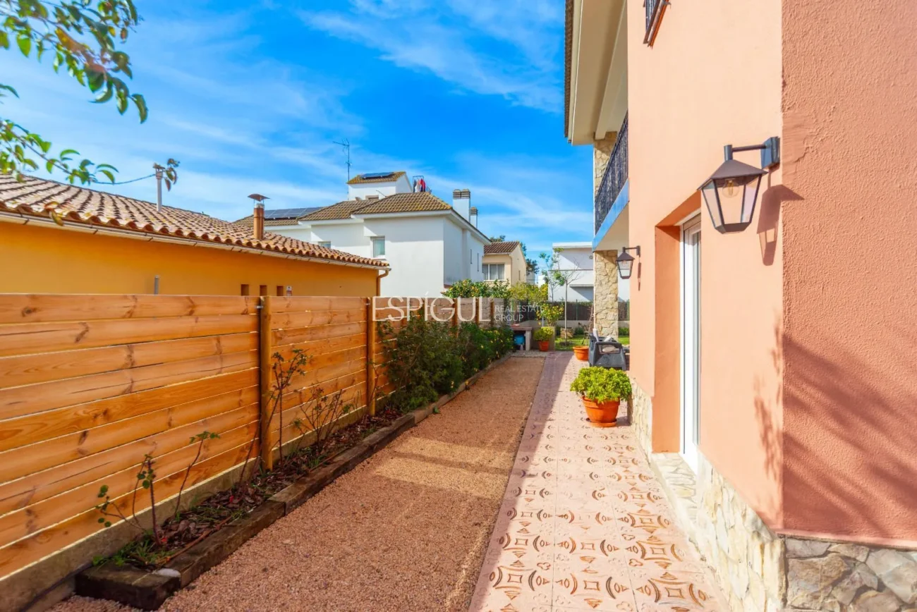 Amplia casa reformada de 6 habitaciones con jardín en Palafrugell