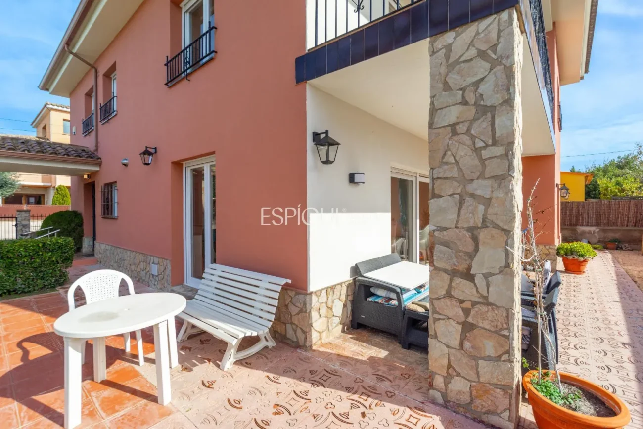 Amplia casa reformada de 6 habitaciones con jardín en Palafrugell