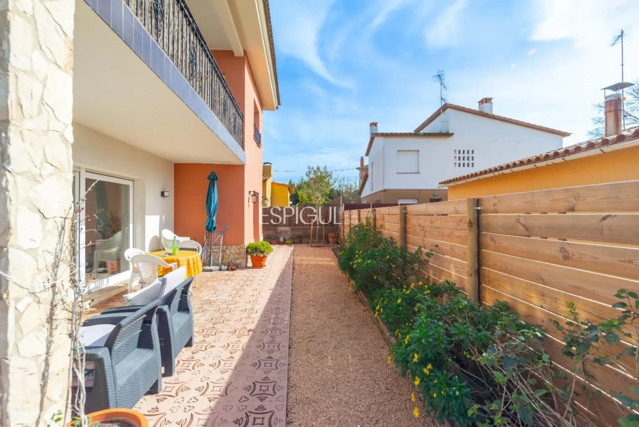 Amplia casa reformada de 6 habitaciones con jardín en Palafrugell