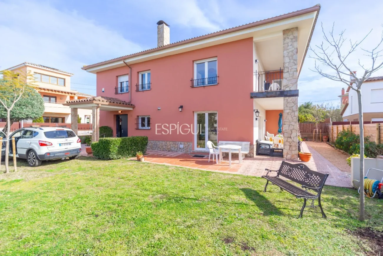 Amplia casa reformada de 6 habitaciones con jardín en Palafrugell