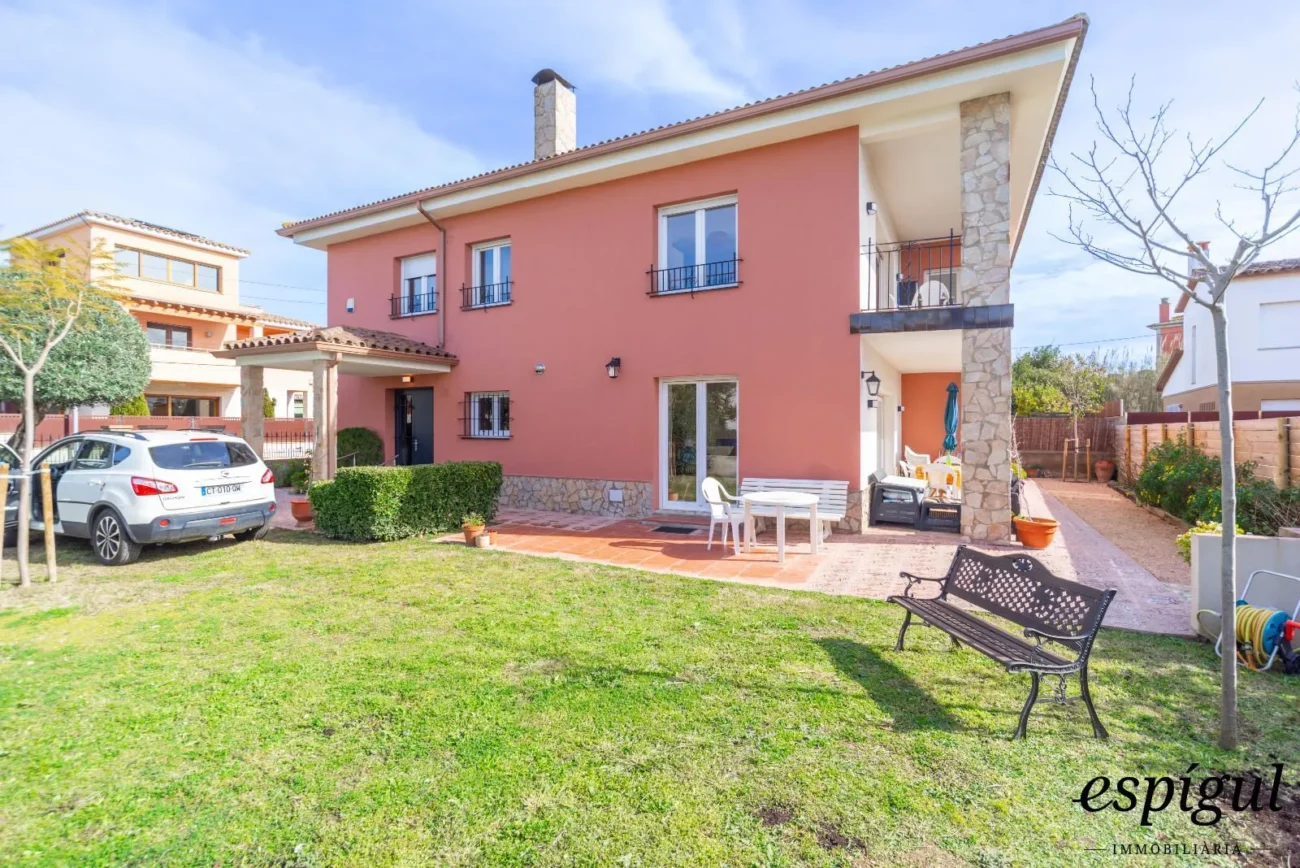 Ampla casa reformada de 6 habitacions amb jardí a Palafrugell